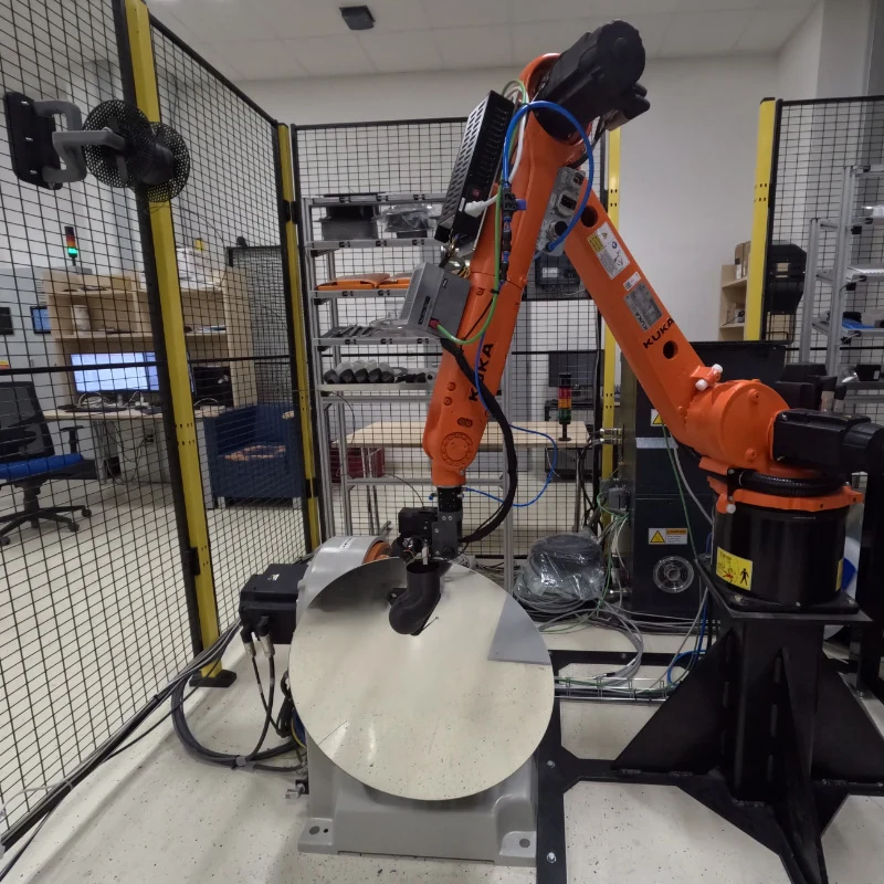 Industrial robot, rotary-tilt positioner and additive manufacturing setup